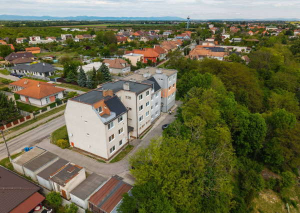 Veľký 3izbový byt s loggiou a pivnicou len 10 min. od Trnavy