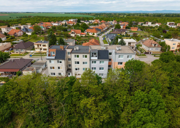 Veľký 3izbový byt s loggiou a pivnicou len 10 min. od Trnavy
