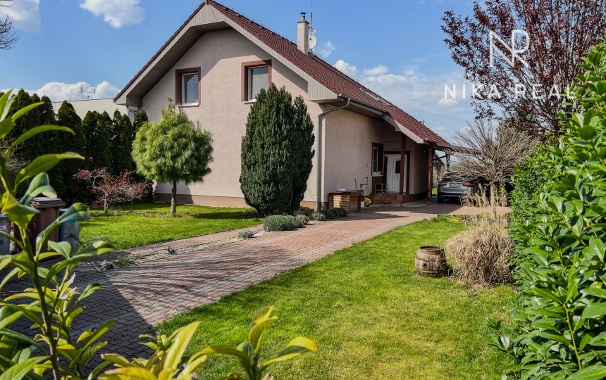 Veľký RD 5 min. od Senca, altánok, bazén, prístrešok na auto