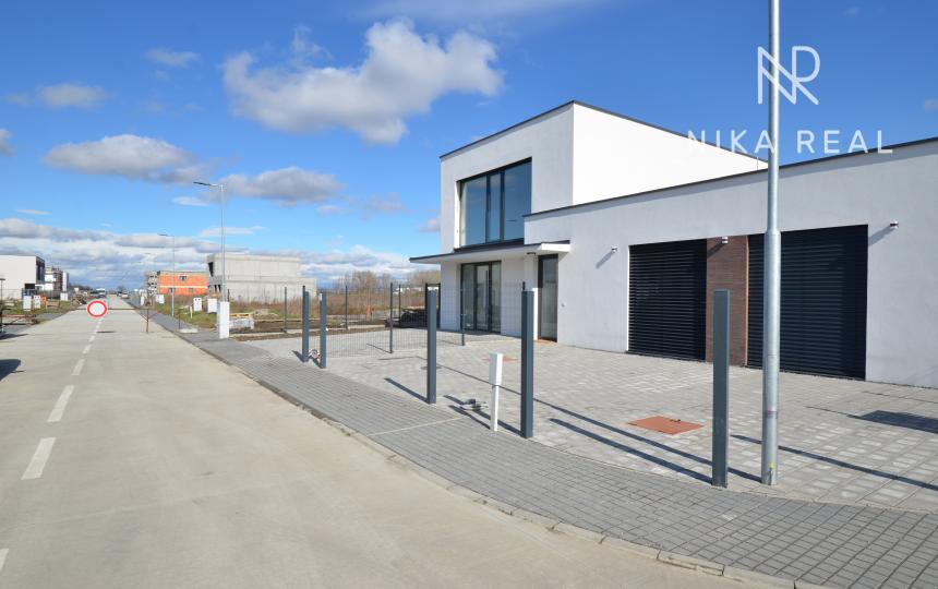 NOVOSTAVBA v štandarde – 4-izbový dom s terasou, parkovaním a nízkymi nákladmi v Kráľovej pri Senci