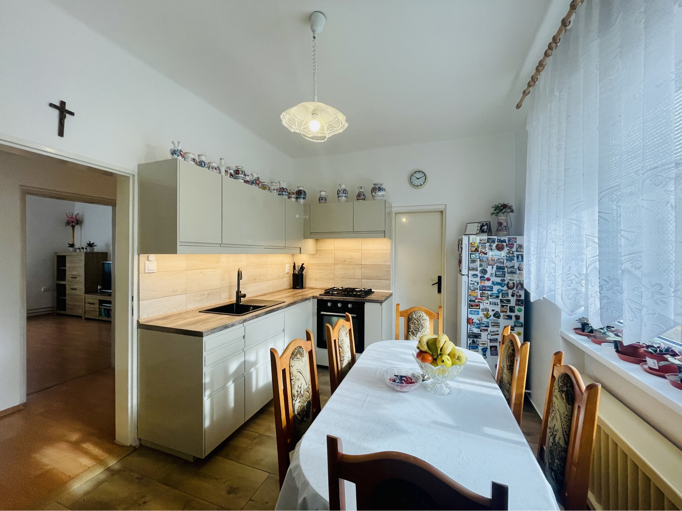 Veľký, čiastočne zrekonštruovaný rodinný dom v centre obce, len 10 min. od Trnavy