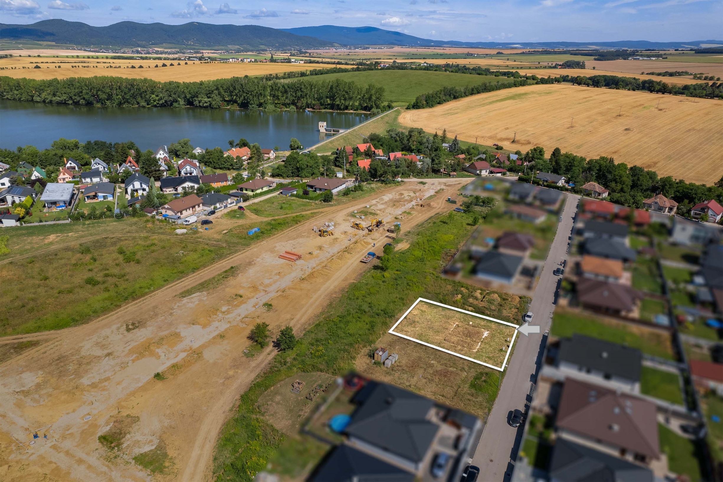 Stavebný pozemok s projektom, stavebným povolením a základmi RD