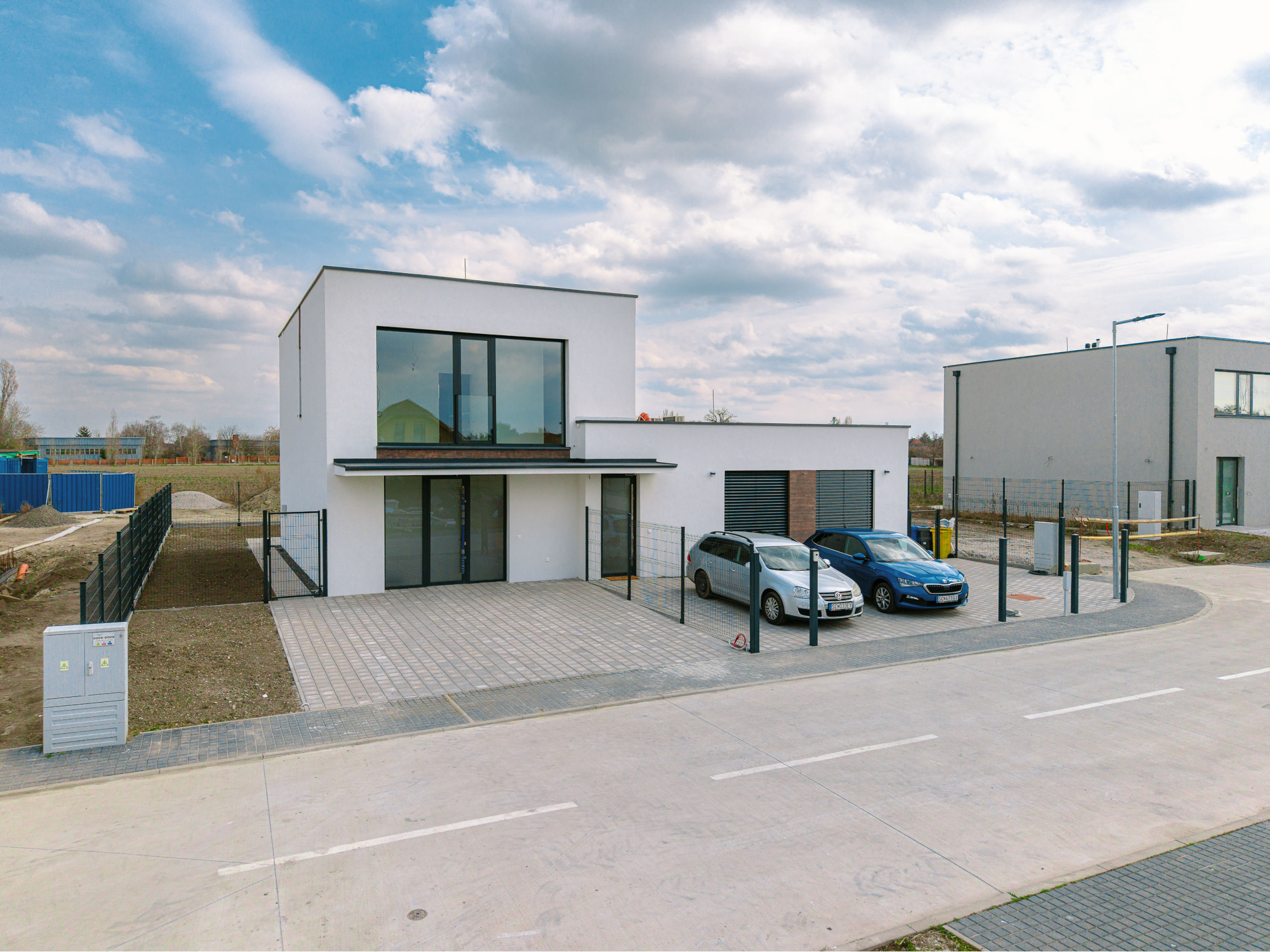 NOVOSTAVBA v štandarde – 4-izbový dom s terasou, parkovaním a nízkymi nákladmi v Kráľovej pri Senci