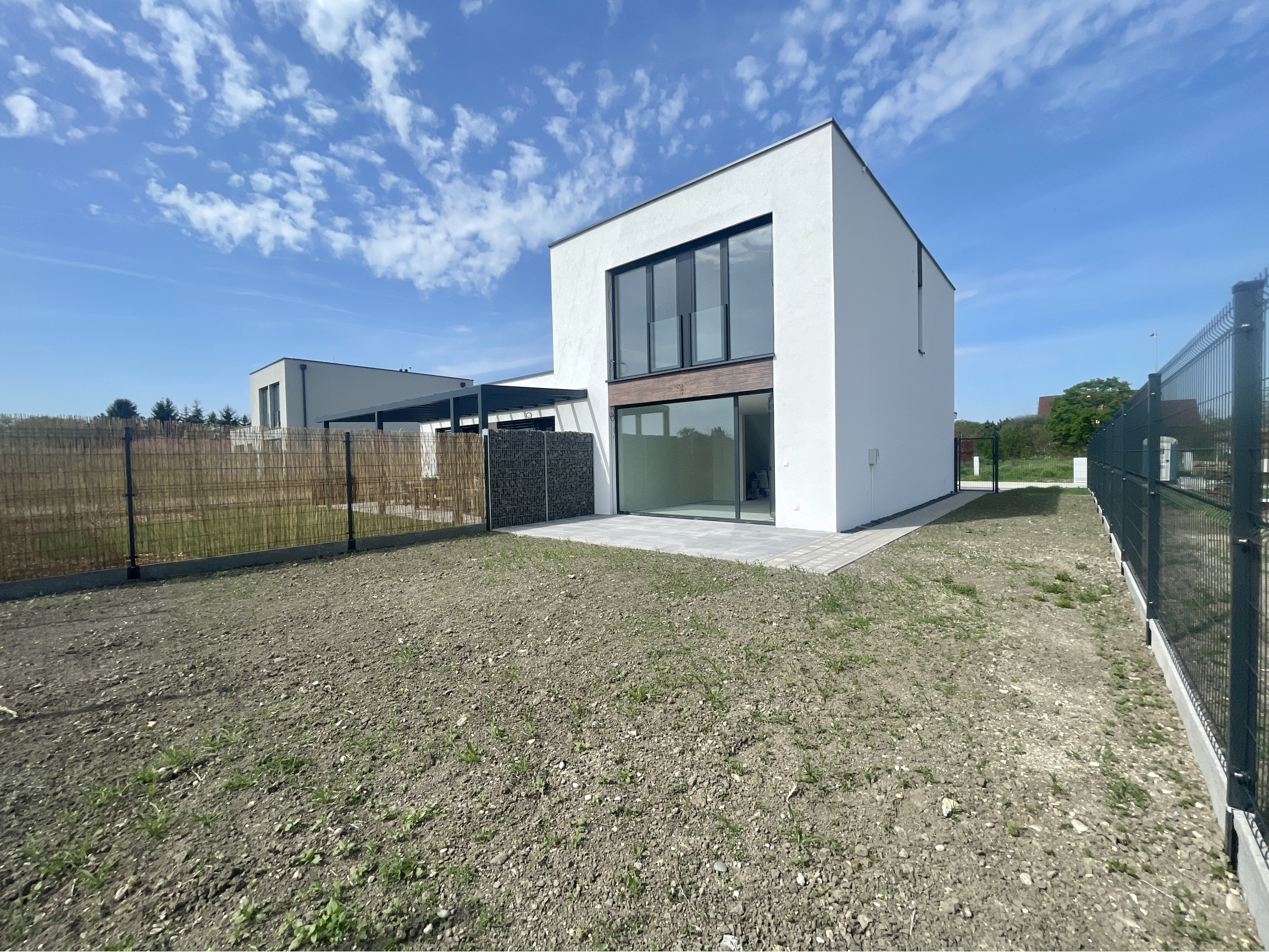 NOVOSTAVBA v štandarde – 4-izbový dom s terasou, parkovaním a nízkymi nákladmi v Kráľovej pri Senci