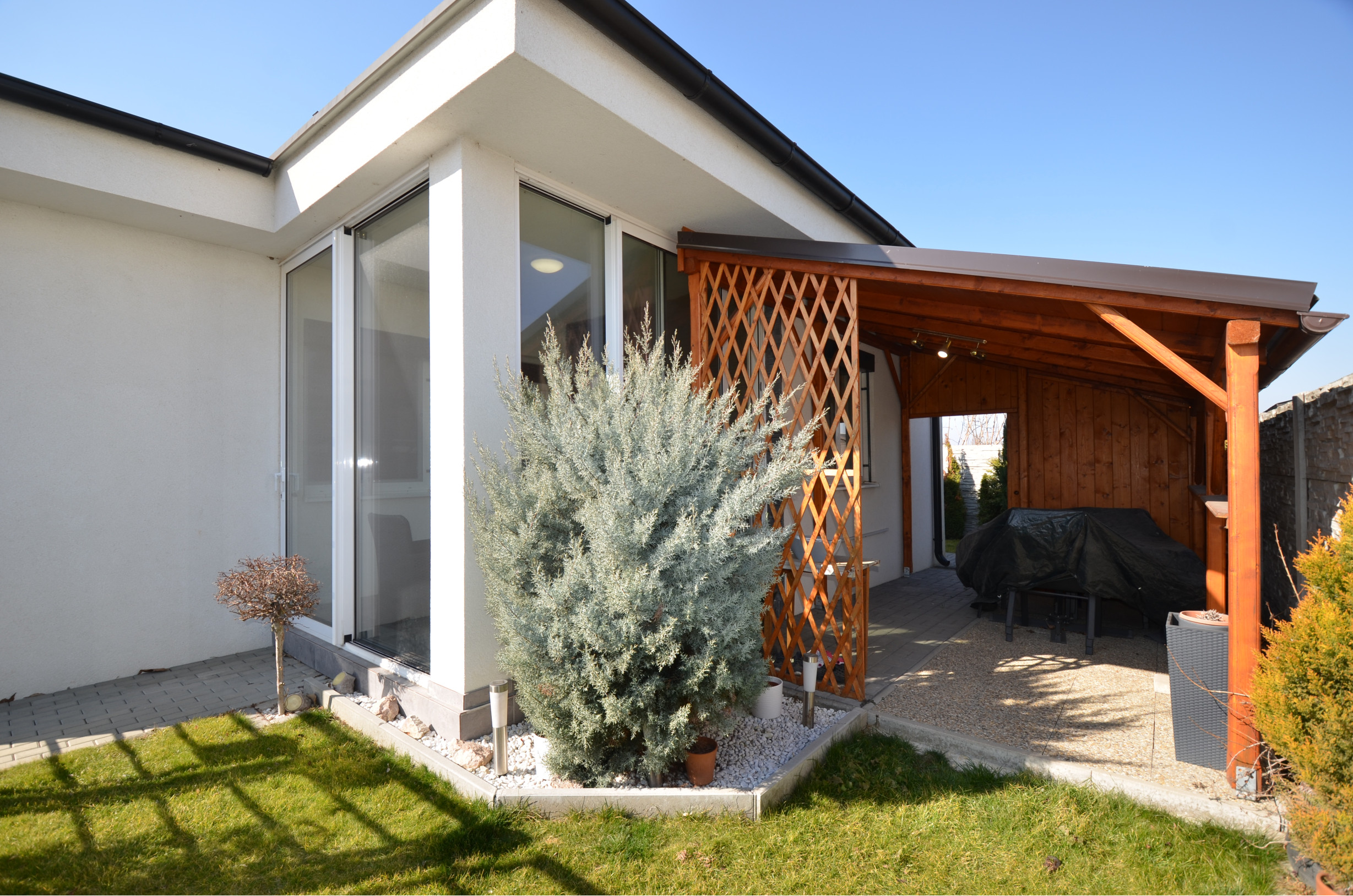 Zariadený rodinný dom v tichej lokalite Kostolnej pri Dunaji – komfort bez kompromisov