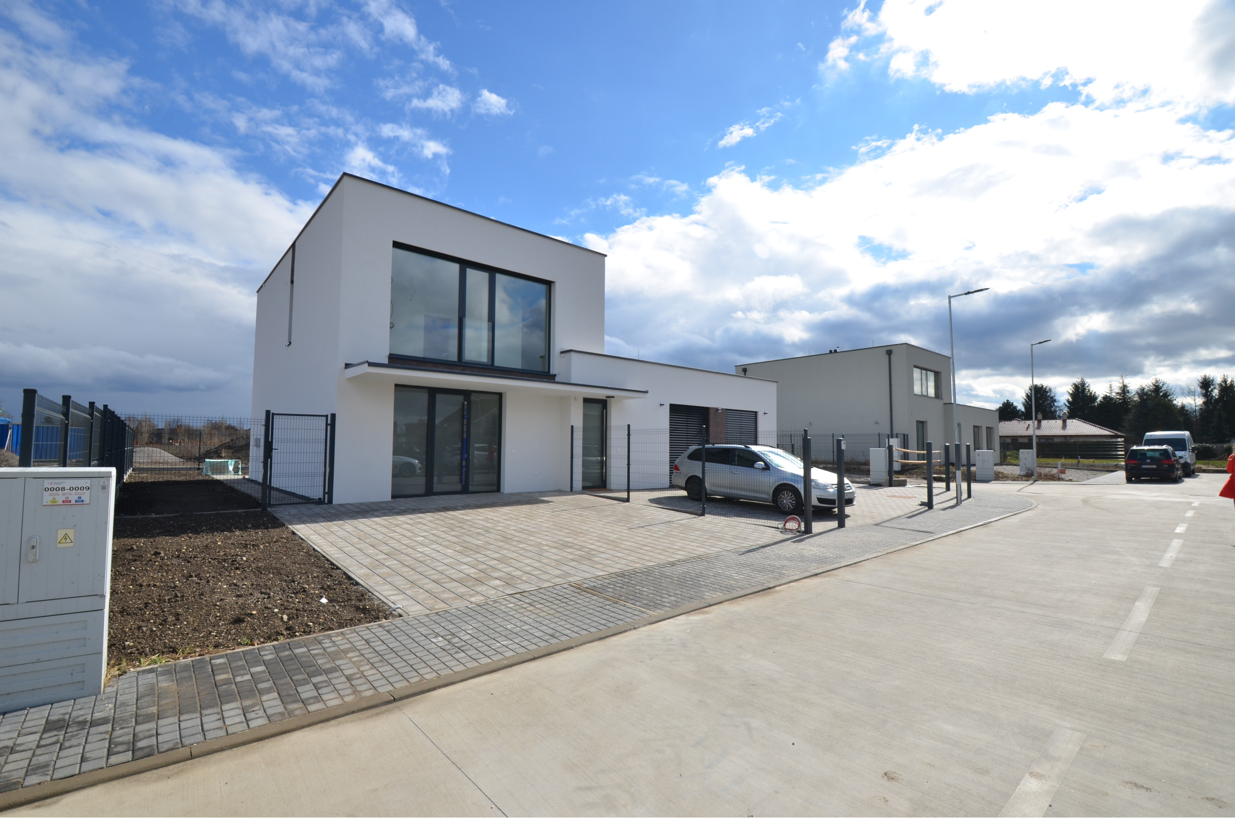 NOVOSTAVBA v štandarde – 4-izbový dom s terasou, parkovaním a nízkymi nákladmi v Kráľovej pri Senci