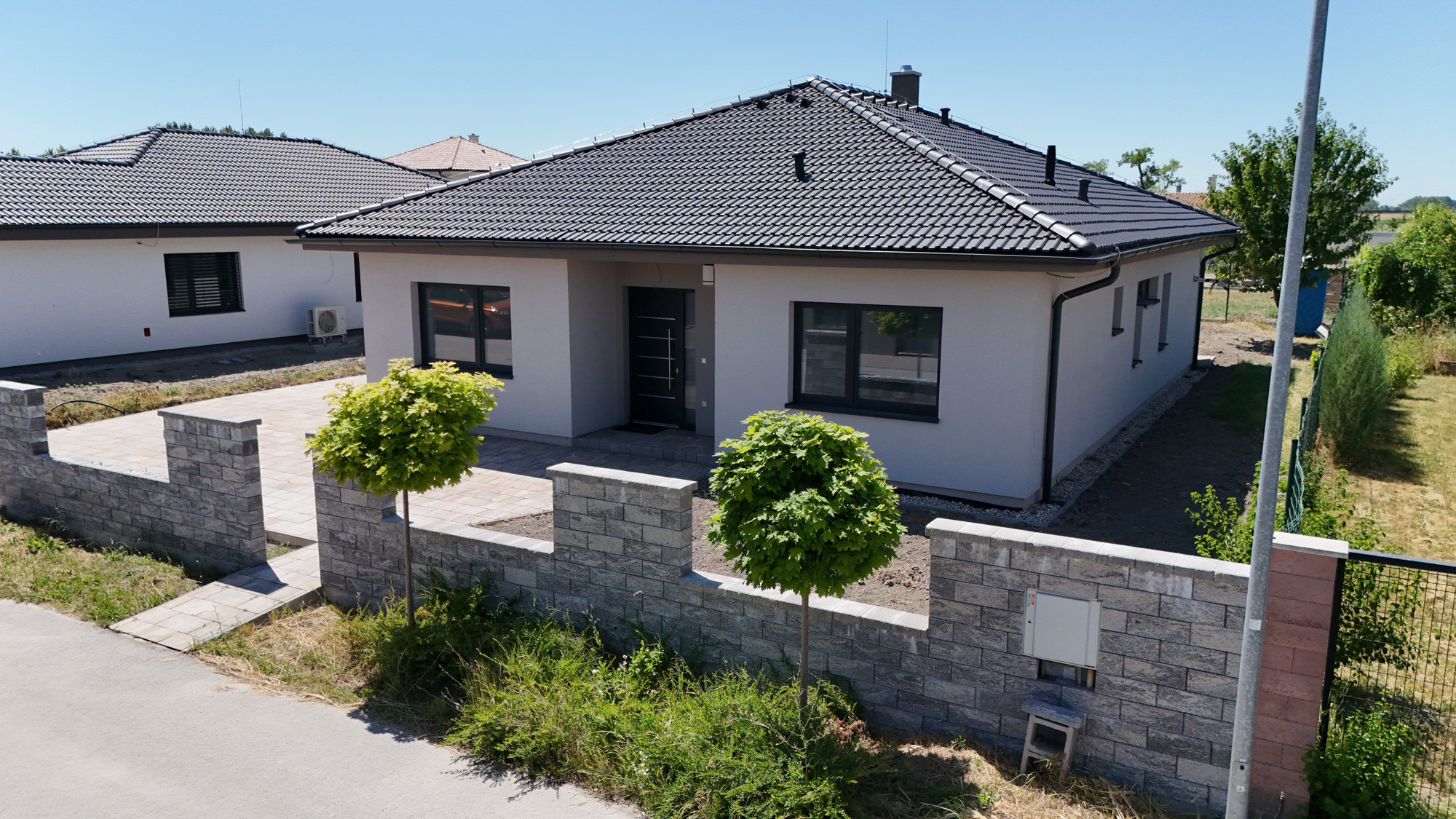 Skolaudovaný rodinný dom 4+1 s modernými technológiami, pozemok 617 m²