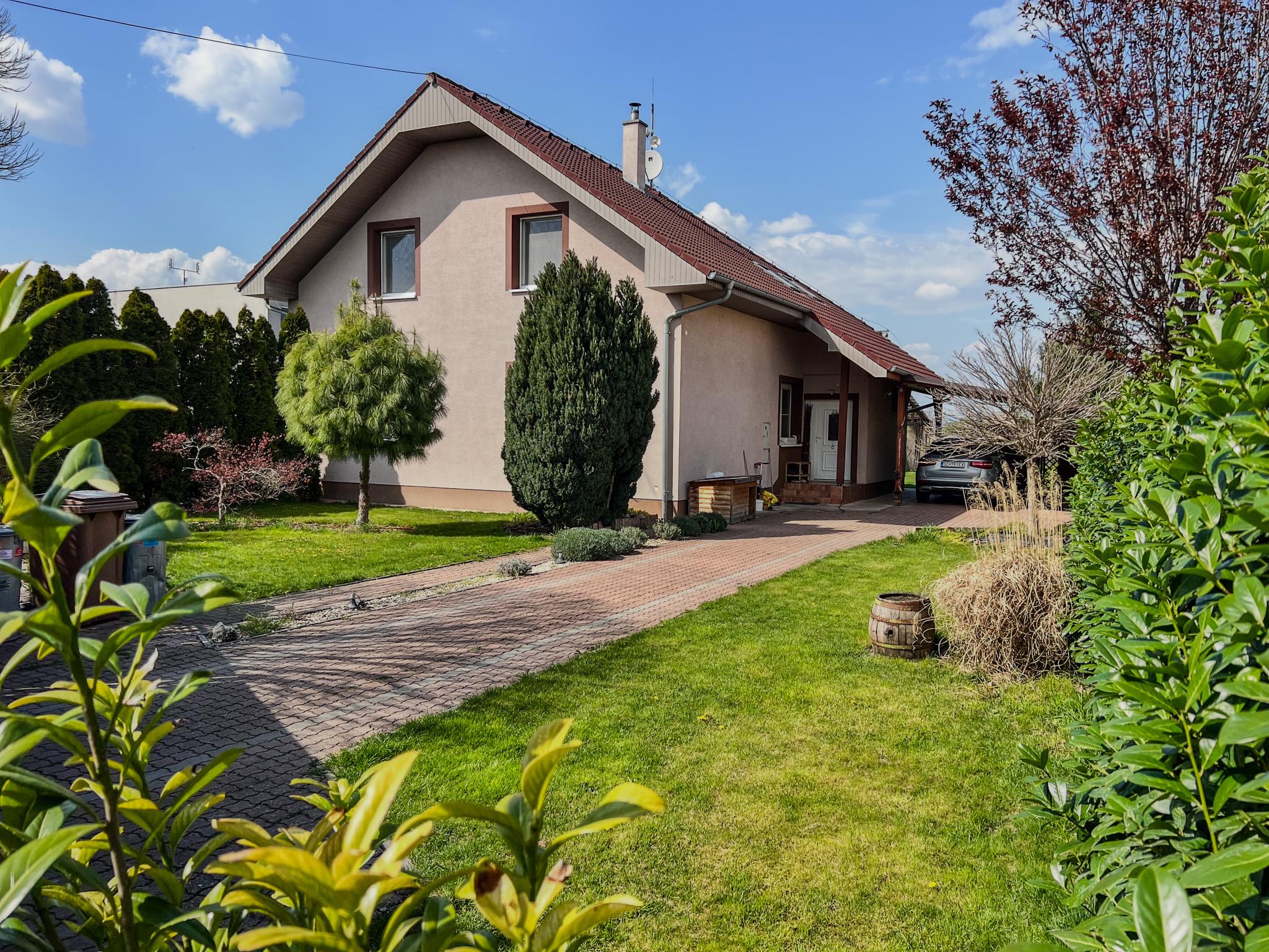 Veľký RD 5 min. od Senca, altánok, bazén, prístrešok na auto