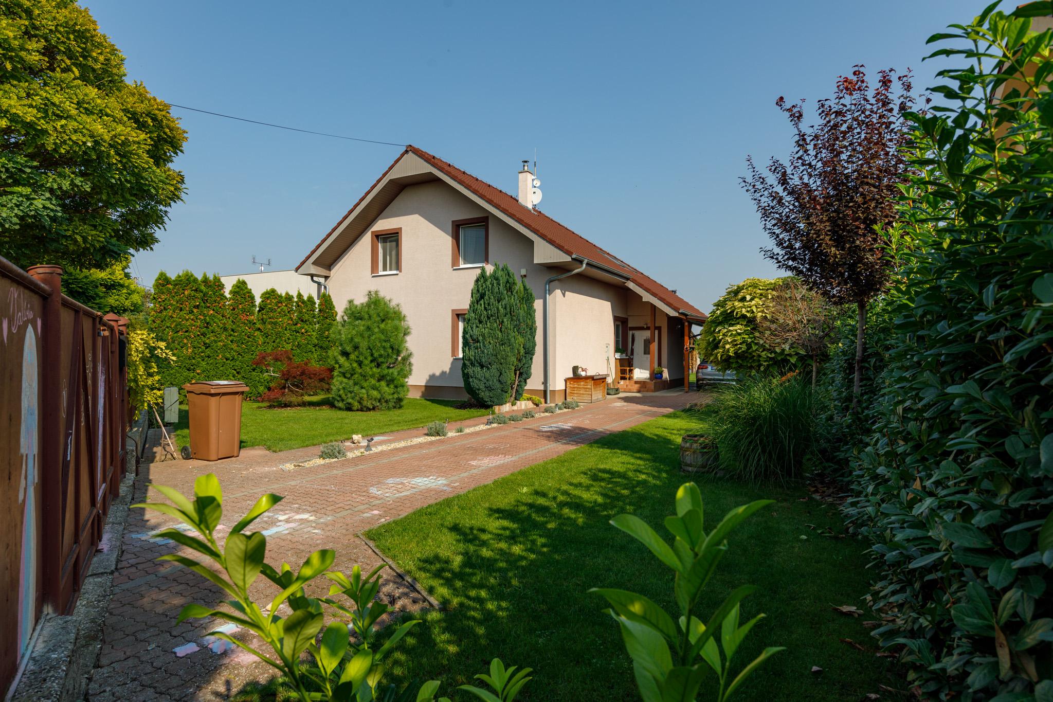Veľký RD 5 min. od Senca, altánok, bazén, prístrešok na auto