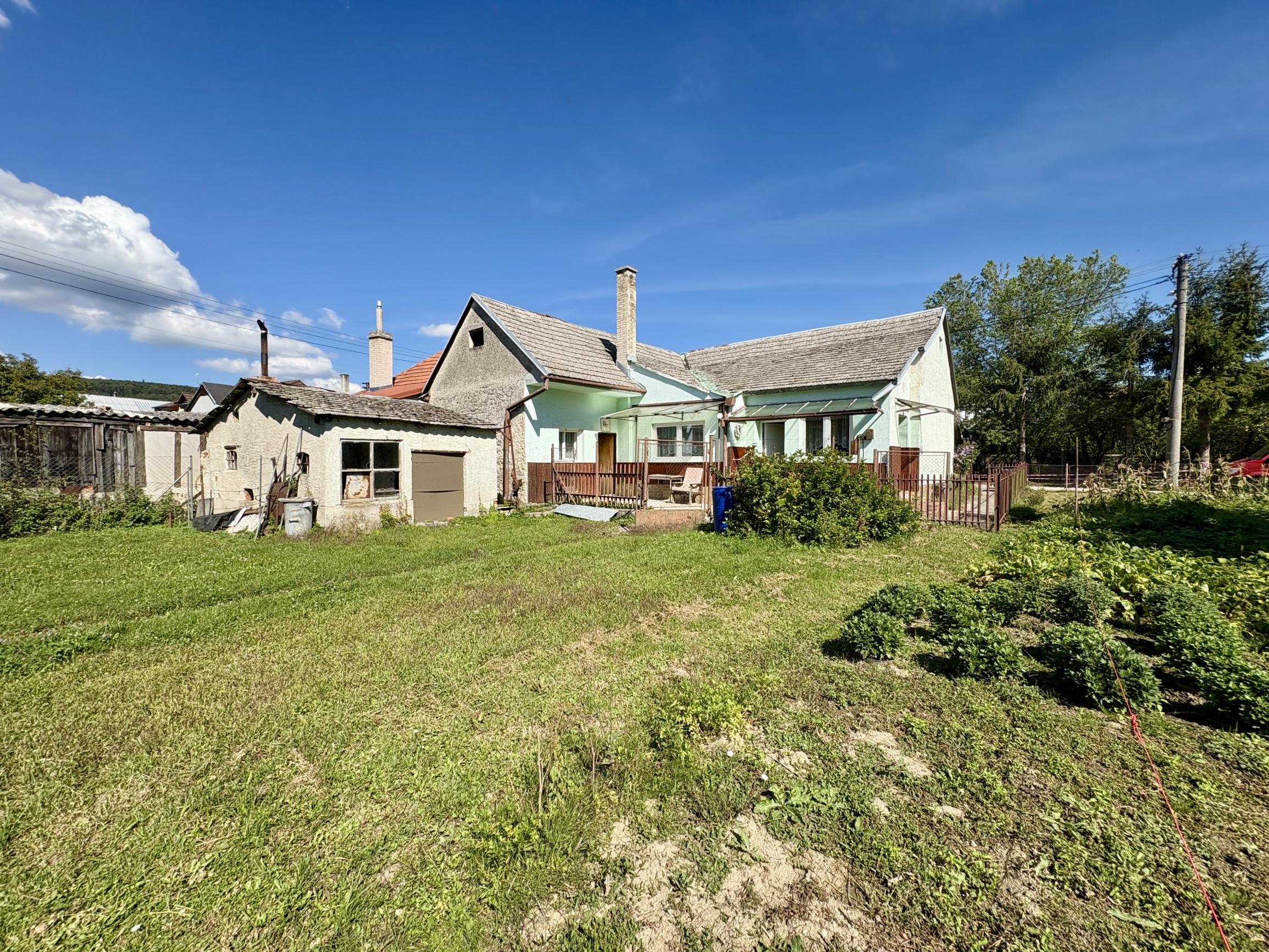 Priestranný rodinný dom v pôvodnom stave - Dobrá Voda