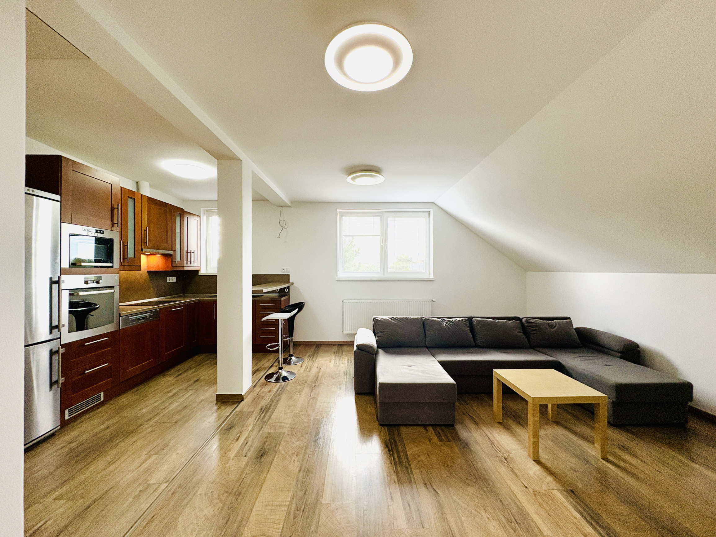 REZERVOVANÉ! Na prenájom veľký 2i byt v rodinnom dome s parkovacím miestom