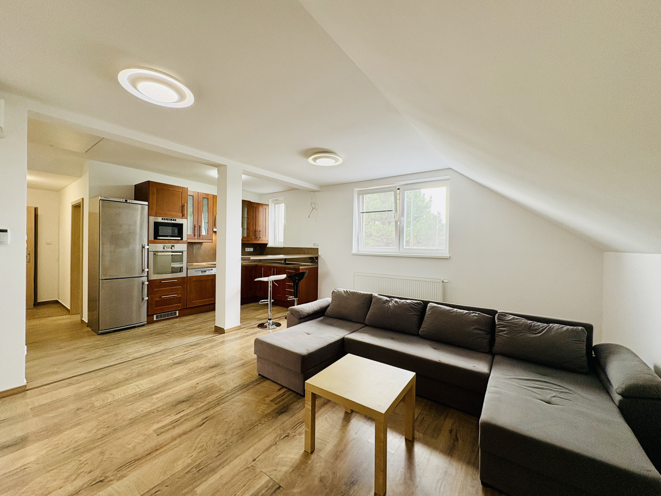 Na prenájom veľký 2i byt v rodinnom dome s parkovacím miestom